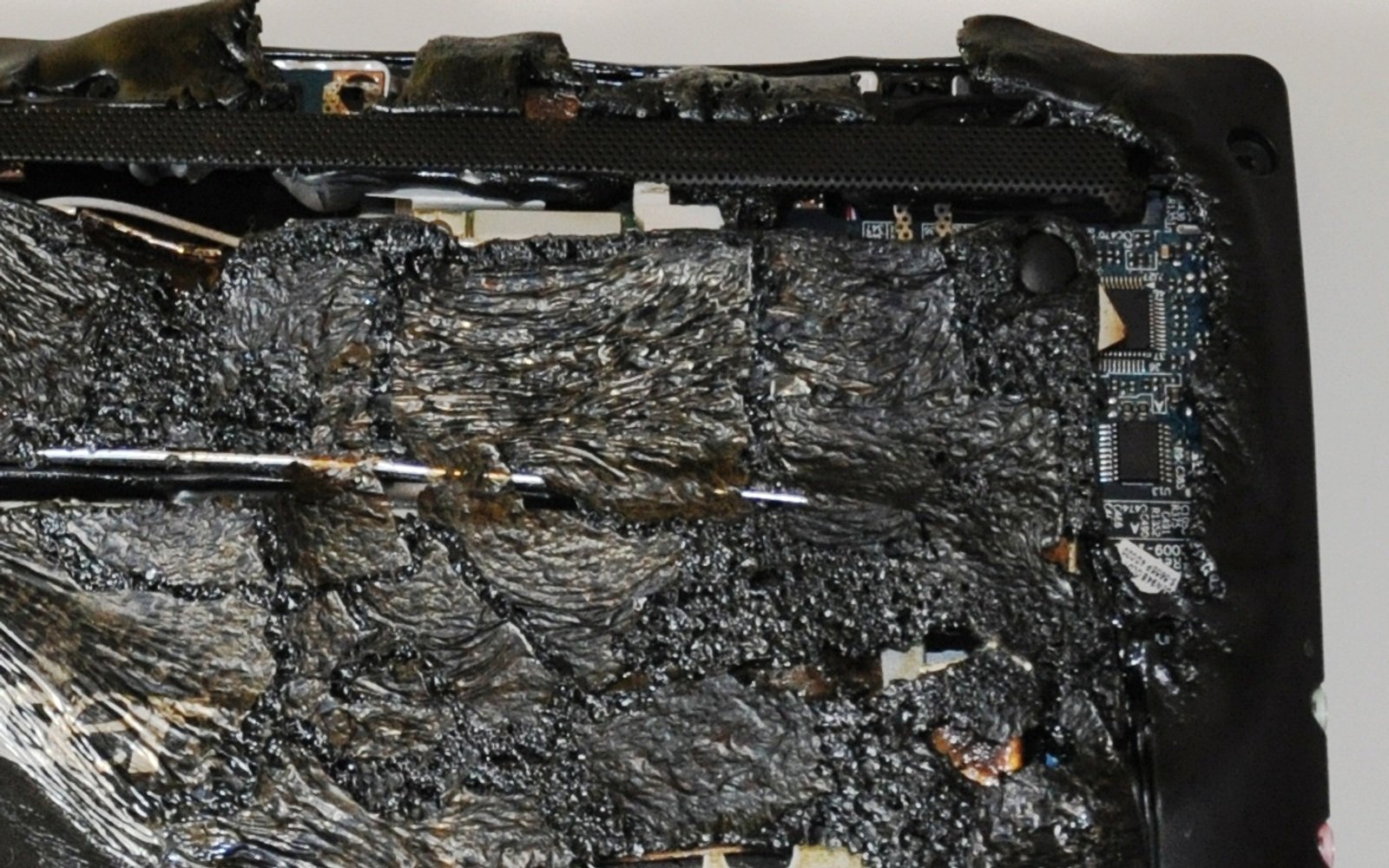 Durch Hitze und Brand beschädigtes Notebook-Gehäuse.
