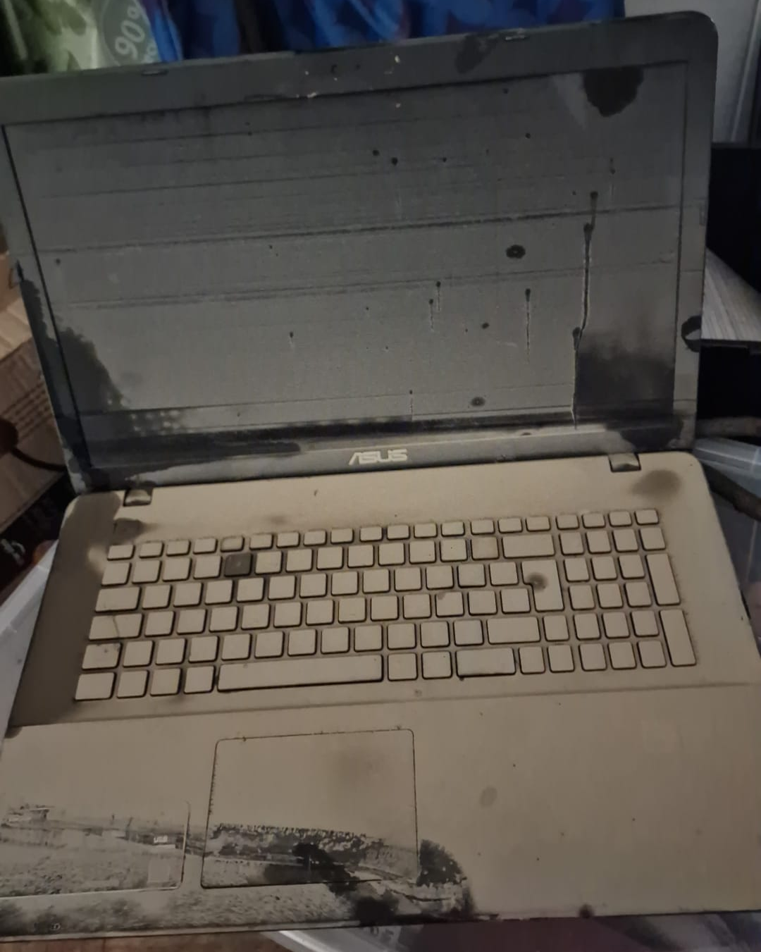 Notebook nach einem Hochwasser mit Schlamm- und Wasserspuren.
