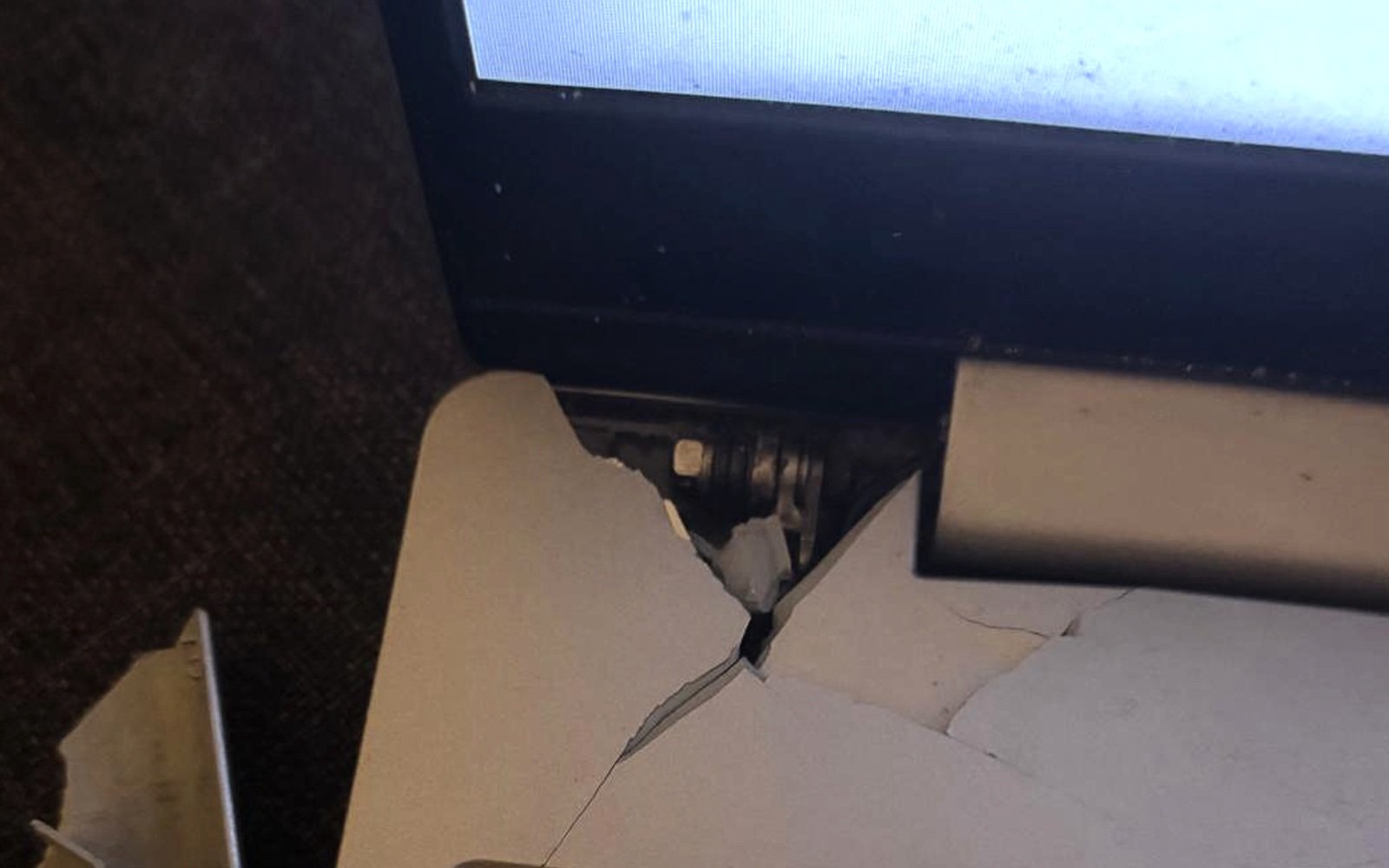 Gehäusebruch im Bereich des Notebook-Scharniers.