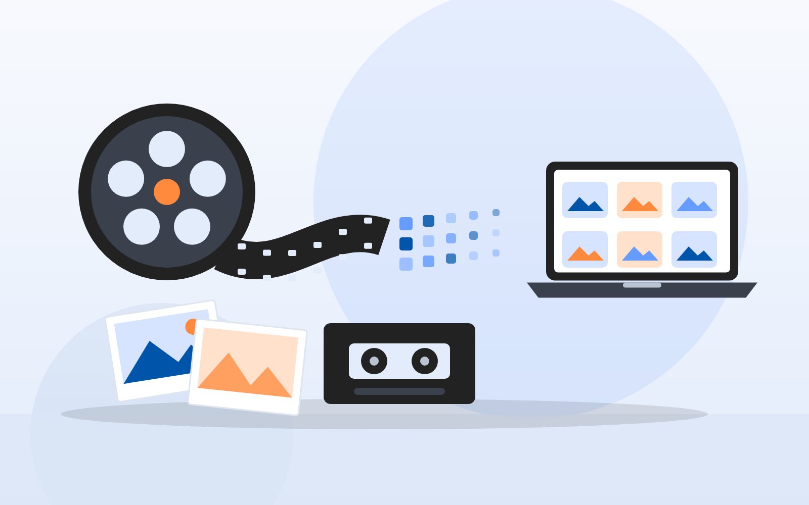 Filmrolle, deren Filmstreifen in Bildpunkte übergeht, daneben Fotoabzüge, eine Videokassette und ein Notebook mit Bildordnern.